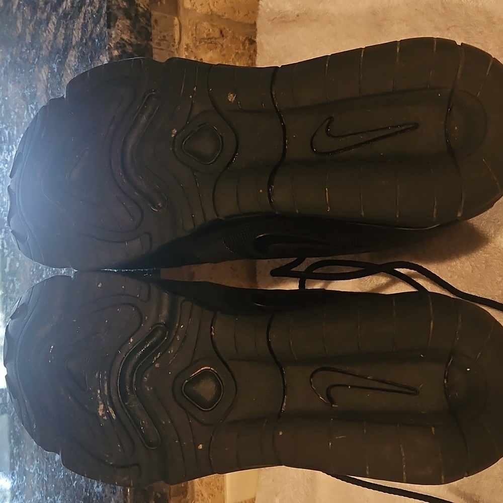 Nike  All-Black Sneakers - Picture 6 of 7